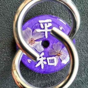 Heiwa (Frieden) mit weisser Schrift mit Phlox weiss im Hintergrund auf metall-lila_20260902 Kanji